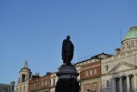 [Statue (with pigeon on head)]