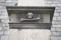 [Skull and crossbone outside of gate near St. Nicholas Collegiate Church]