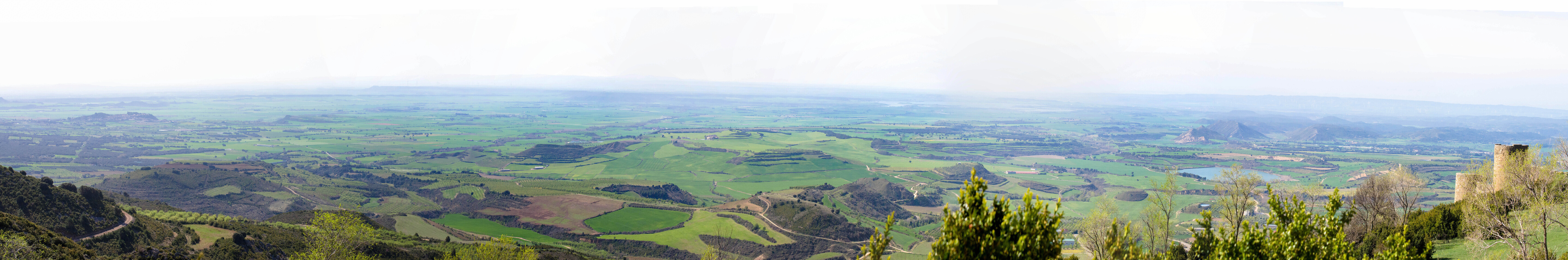 007-Loarre_Castle_looking_south_Panorama1-th.jpg