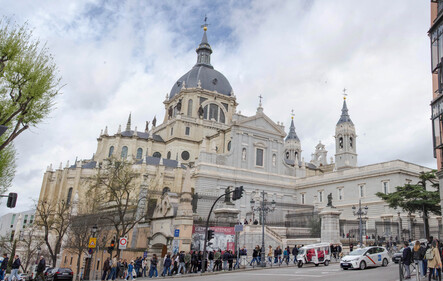 020-Catedral_De_La_Almudena_Panorama4-th.jpg