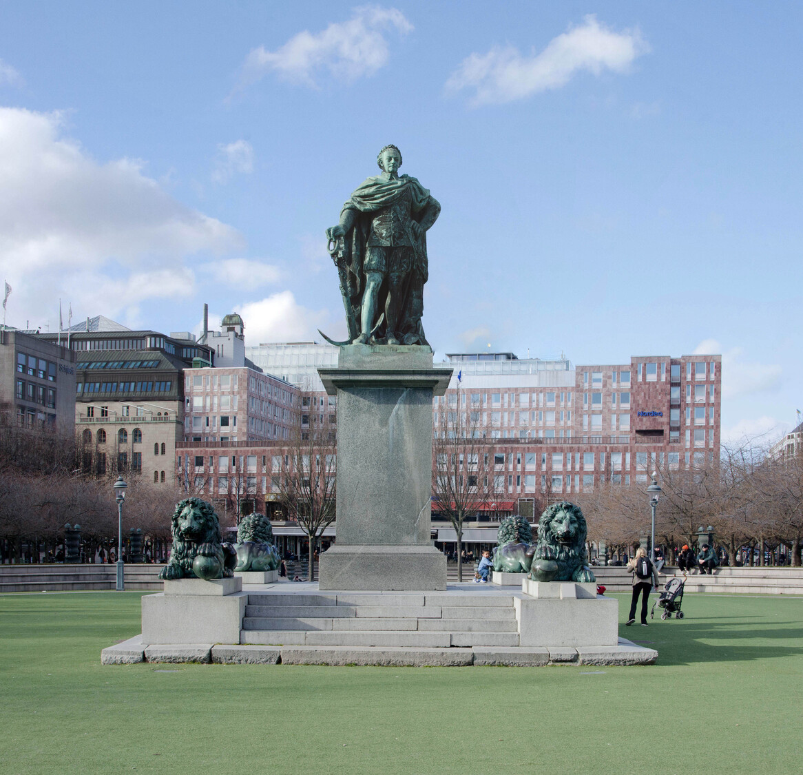 057-statue_Panorama1-th.jpg